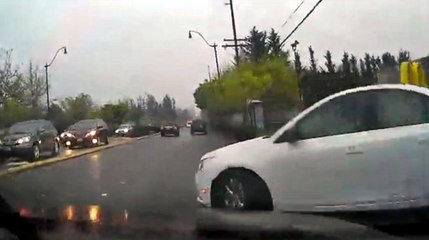 Aniden Yola Çıkınca Yandan Gelen Araba Çarptı