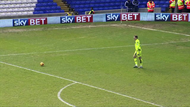 Dégagement, déviation et reprise de volée... Simple le foot!