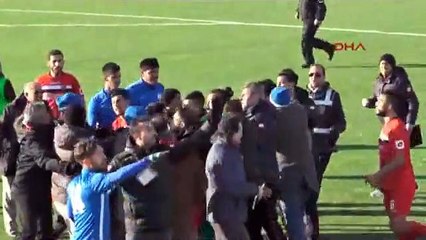 Amatör maçta saha arenaya döndü!