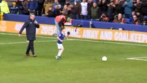 Un garçon de 9 ans marque un but dans le stade d'Everton