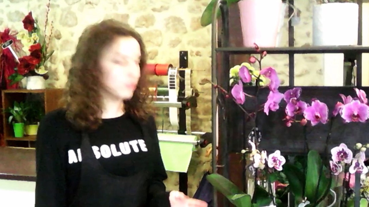 Une apprentie fleuriste à la main verte