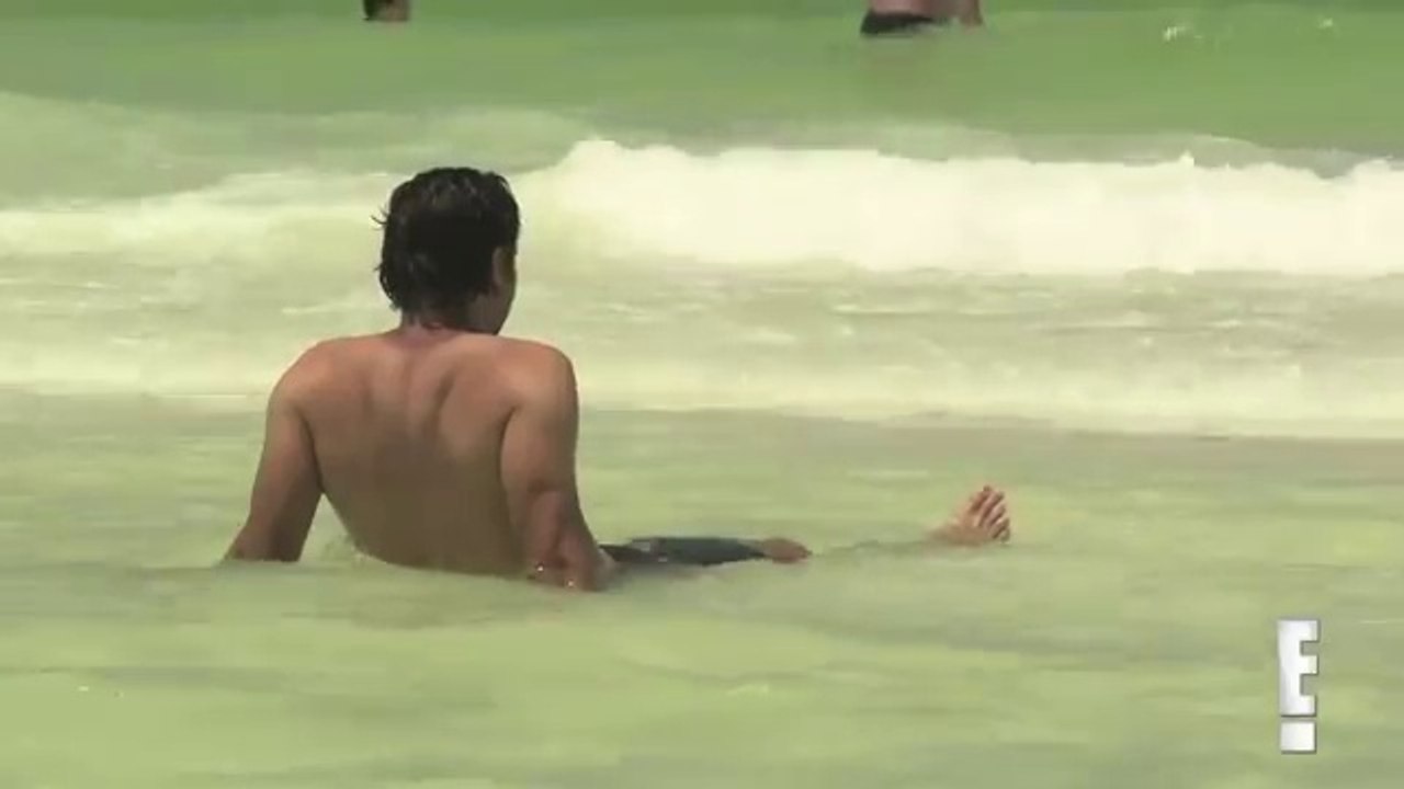 Total Divas Season 1, Episode 7 clip: Nikki Bella stretches with John Cena