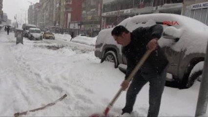 Hakkari'de Kar Yolları Kapattı