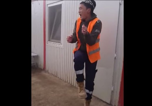 Казах Круто танцует