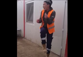 Казах Круто танцует