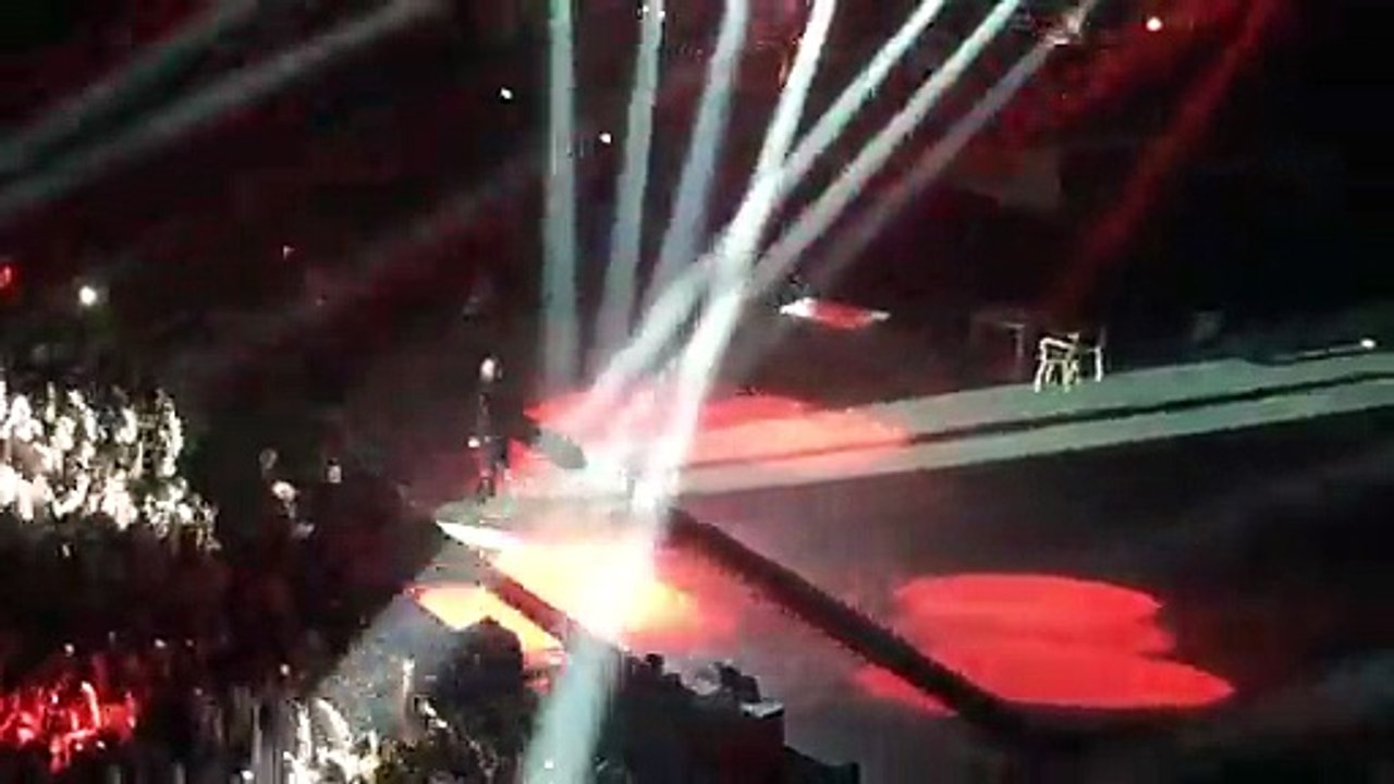 Vidéo Officielle Les Enfoirés 2016 - Le solo de Soprano à Paris Bercy