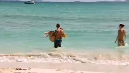 Blöta kyssar på stranden mellan Johannes och Josephine