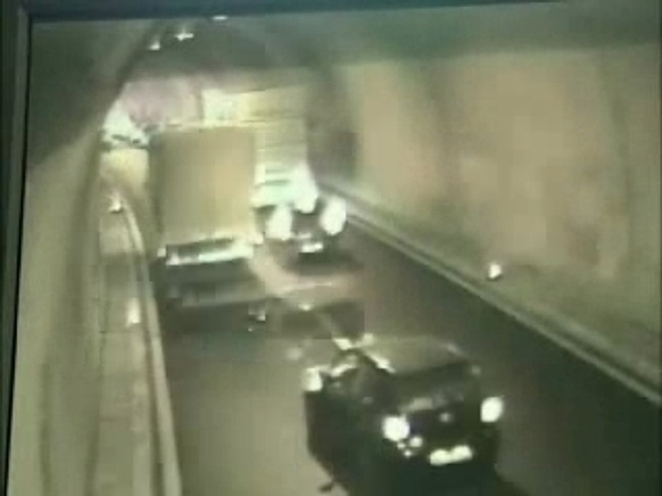 Embouteillage dans un tunnel collision mortel