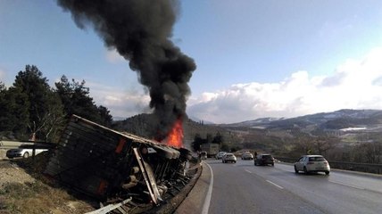 Buzlu yolda kayan TIR alev alev yandı