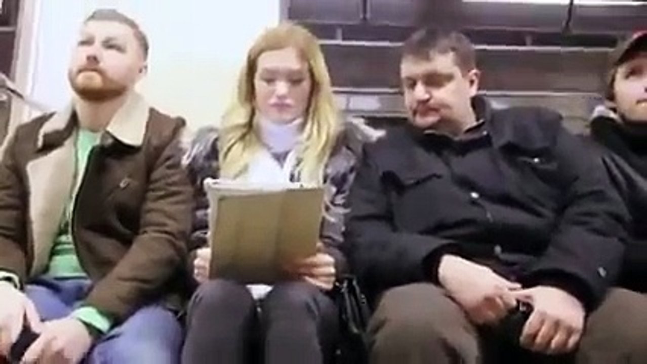 Kadın Telefonuna Bakan Adamı Dövdü