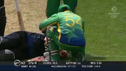 Anwar Ali's ball hits Mitchell McClenaghan's eye