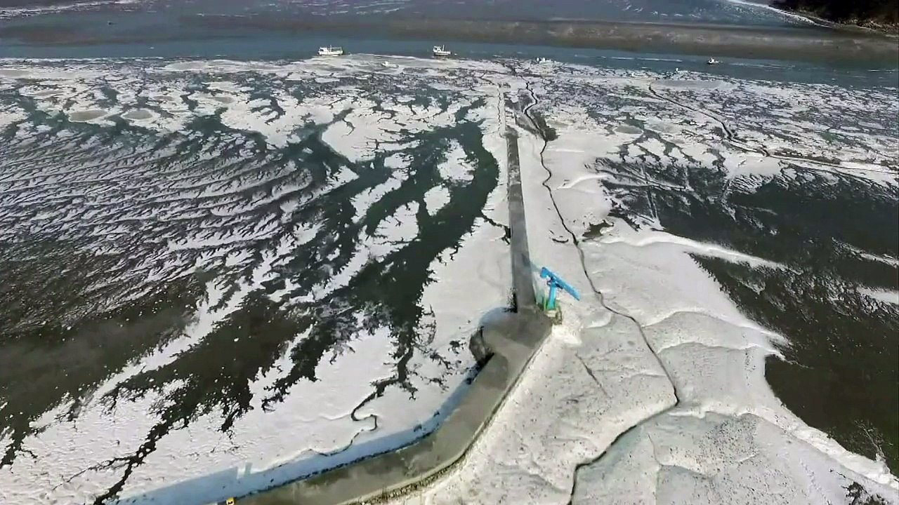 حوالى 90 الف شخص علقوا في جزيرة سياحية بسبب الثلوج