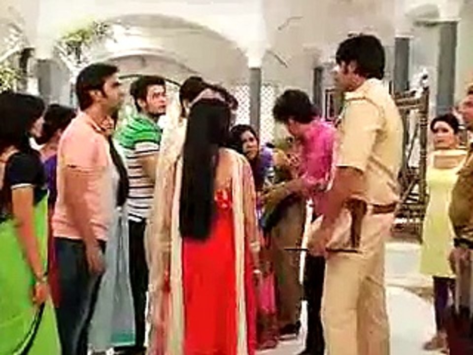 Gori ke Karan Yuvraj ko kiya Police ne Girftaar 25th January 2016 Suhani Si Ek Ladki