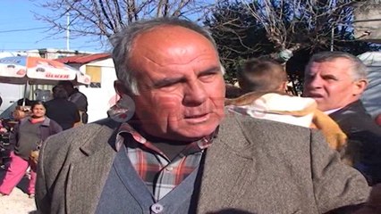 Tregu ushqimor, bulmeti dhe peshku në mes të pluhurit në rrugën pranë Bashkisë