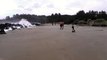 Des touristes chanceux échappent à une vague géante pendant une tempete à Coos Bay