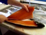 Lever les filets de saumons en quelques secondes et coups de couteau! Gros niveau
