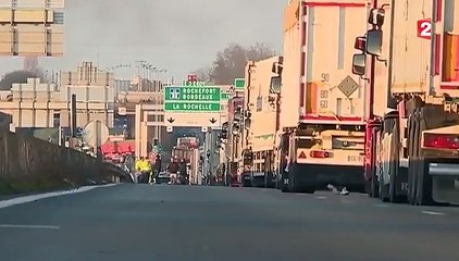 Des agriculteurs en colère paralysent une partie du port de La Rochelle
