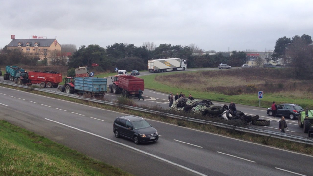 Kervidanou : les agriculteurs bloquent la RN165
