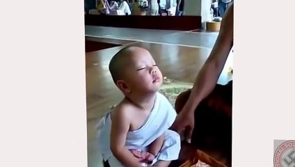 Cậu bé đáng yêu chống chọi với cơn buồn ngủ khi ngồi thiền