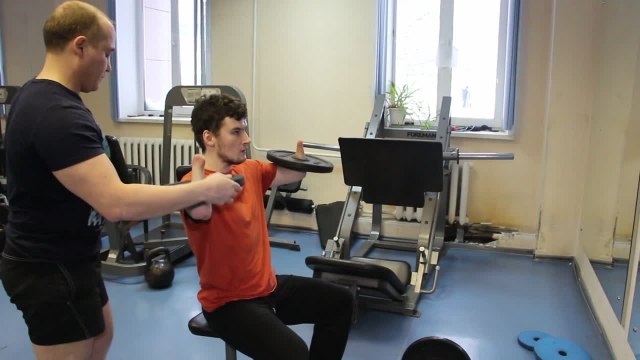 Así entrena este levantador de pesas sin brazos