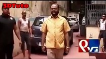 رجل أعمال هندى يتباهى بإرتدائه قميصاً من الذهب الخالص
