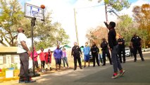 Shaquille O'Neal fait une surprise aux jeunes du quartier en jouant avec les policiers de Gainesville