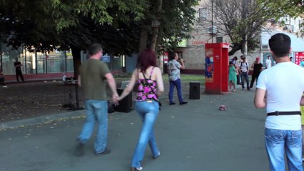 Нифига себе! Певец возле метро. Народ в шоке!