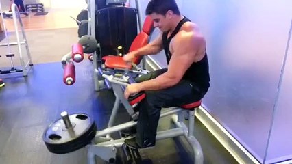 Jaco de Bruyn - seated calve raises