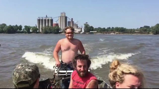 Une femme se prend un saumon en pleine face - Grosse claque et KO