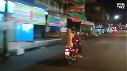 Sahibi Motosikleti Sürdü, O Şemsiyeyi Taşıdı