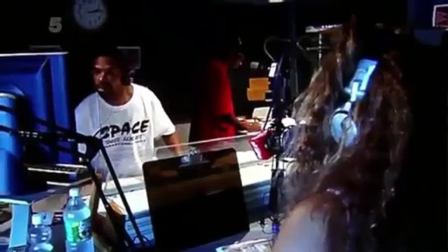 Whitney Houston dragging Wendy Williams over the phone in 2003