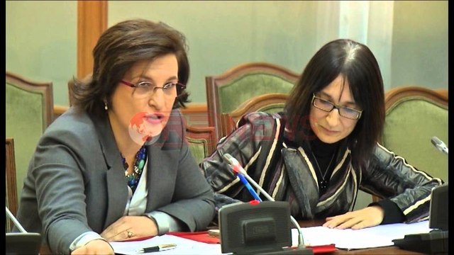 Shërbimet ndaj qytetarit, opozita: Qytetarët në radhë për kartën e shëndetit- Ora News