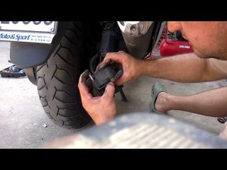guida: come sostituire le pastiglie dei freni posteriori allo scooter honda sw-t