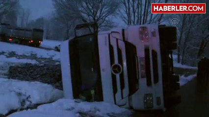 Hurda Lastik Yüklü Tır Devrildi
