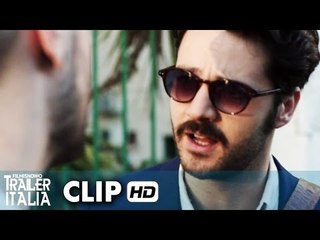 The Pills - Sempre Meglio Che Lavorare Clip 'Una vita con la sveglia alle 7:30' [HD]