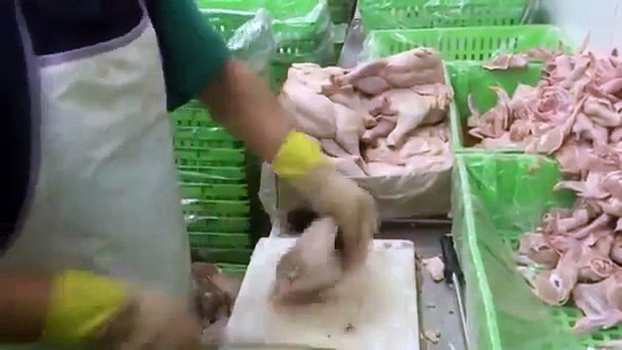 Учитесь девушки как резать Курицу!))