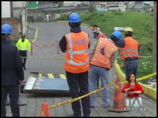 Hueco en Chilibulo atrapa a dos personas en un auto