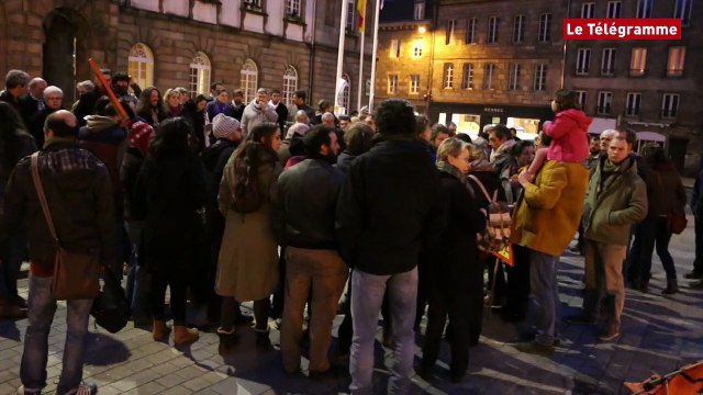 Morlaix. NDDL : une centaine de personnes mobilisées devant la mairie