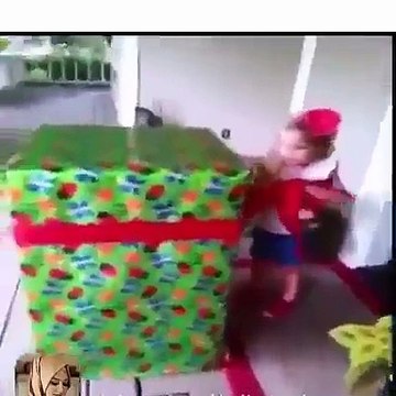 بعد غياب طويل عن ابنته.. قدّم نفسه كهدية عيد ميلادها.. شاهدوا ردة فعلها!