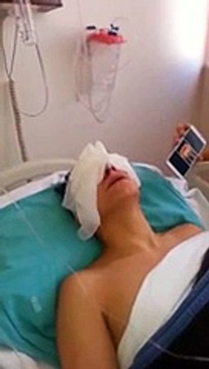 narkozdan uyanan çocuğa öldün şakası