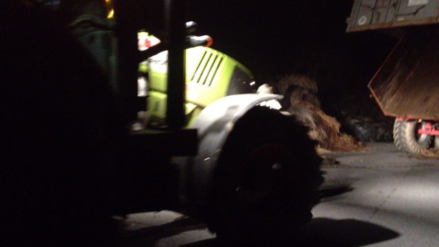 250 agriculteurs bloquent la RN 165