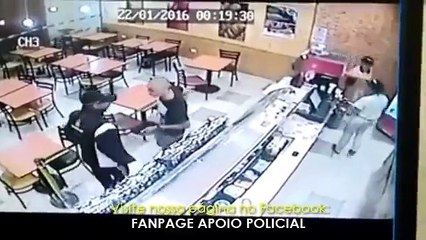 Así reaccionó este policía en un local de comida rápida