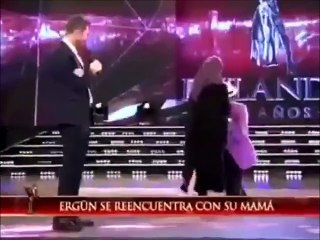 شخص لم يرى والدته منذ 10 سنوات ......شاهد ردة فعله بعد أن رأها أمامه والله تبكي