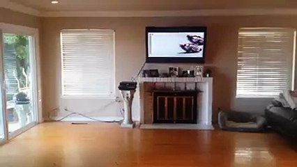 Moto sport wheelie dans le salon!