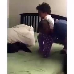 LOL - une futur prodige du catch!