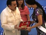 WATCH- Crowd cheers as Erap kisses Pia's hand
