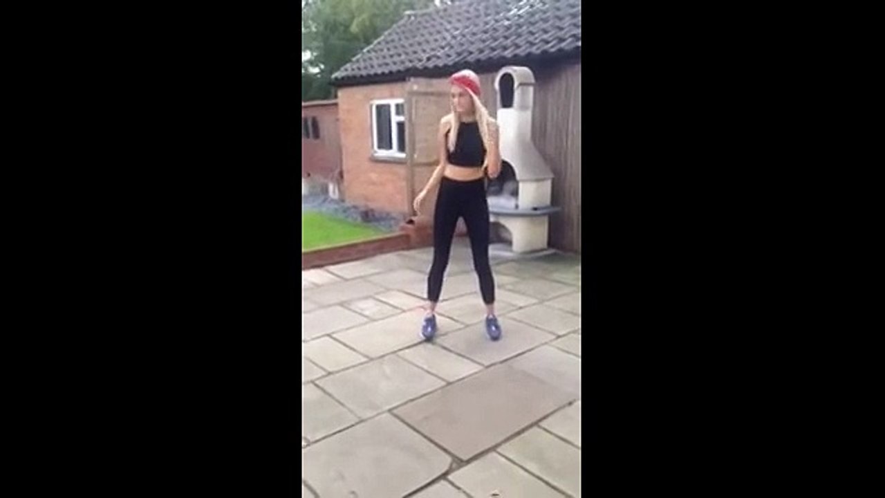 Hot Girl Shuffling - Cutting Shapes - Techno Dance