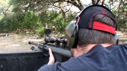 Il teste la résistance d'une plaque de titane avec des balles de très gros calibre