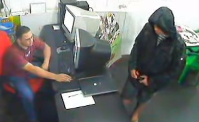 Un voleur se tire involontairement dans la main pendant un braquage