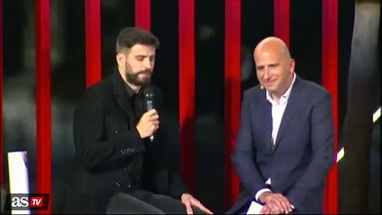 Gerard Pique llorando tras recibir el premio al mejor deportista catalán del año _ 2015